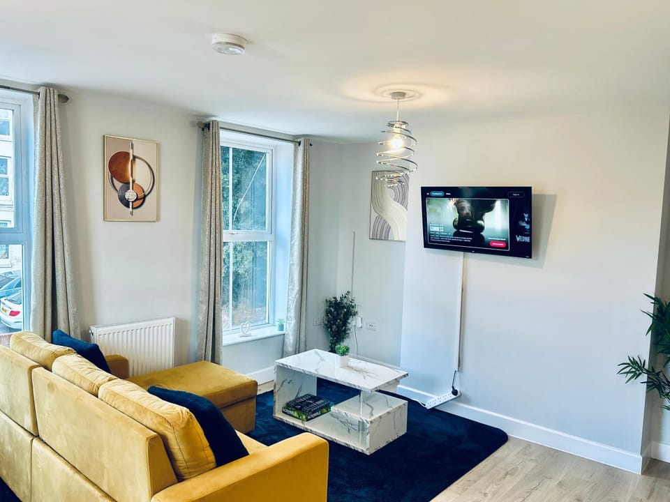 TV and multimedia, Living room, Seating area, Evening entertainment