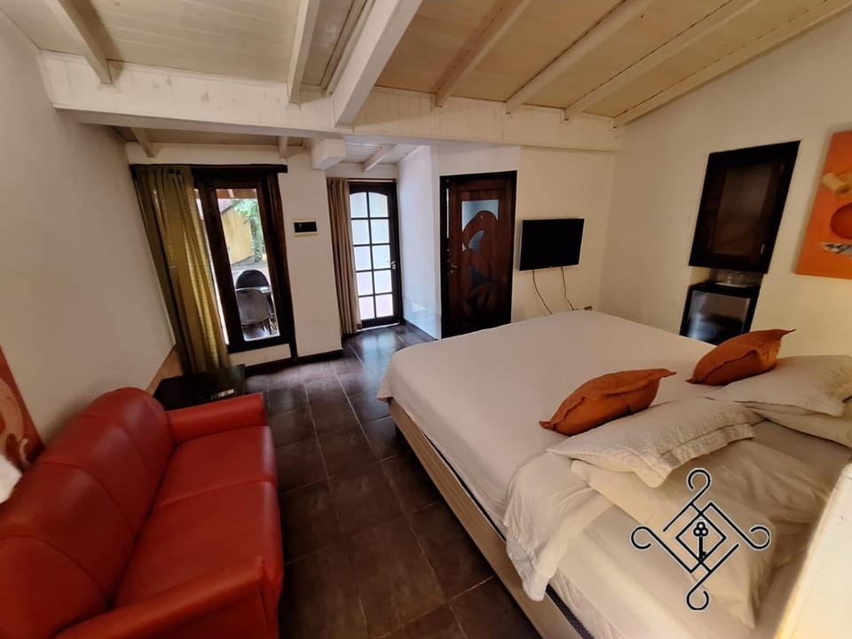 TV and multimedia, Photo of the whole room, Bedroom