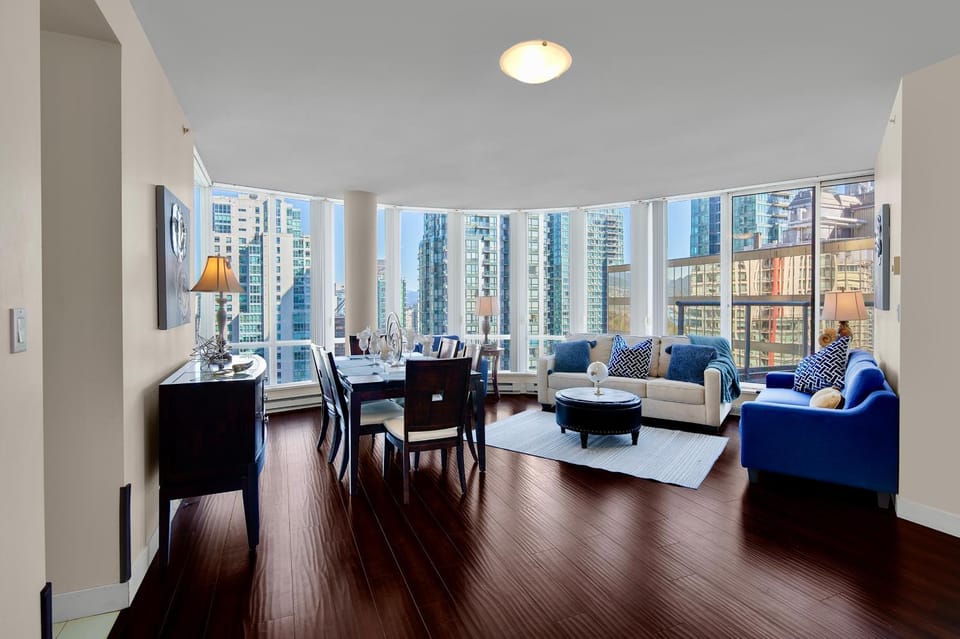 Luxury 3BR Apartment In The Heart Of Downtown - Gorgeous Views! Apartment in Vancouver
