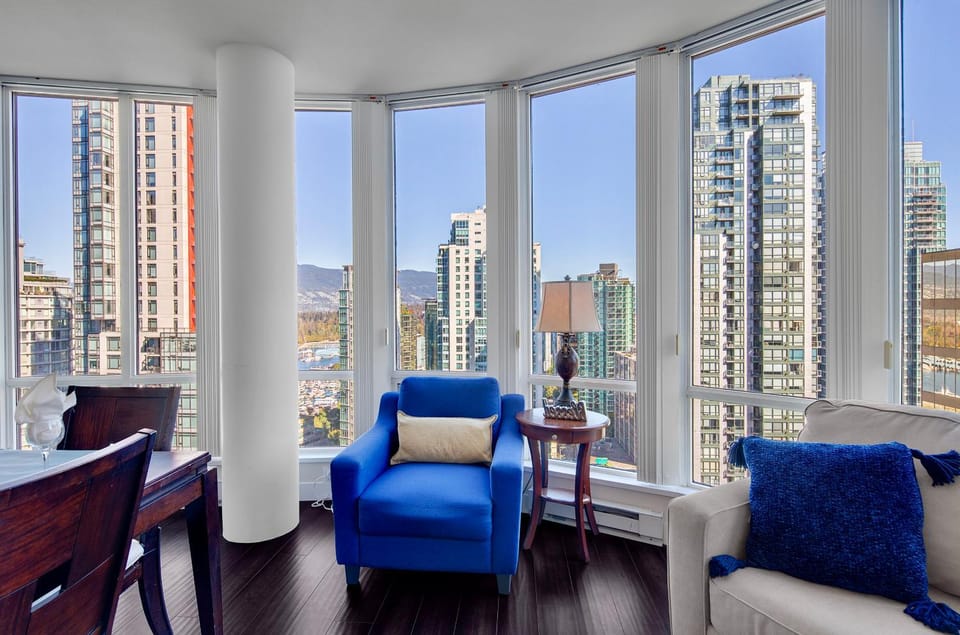 Luxury 3BR Apartment In The Heart Of Downtown - Gorgeous Views! Apartment in Vancouver