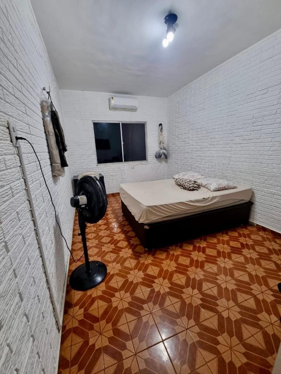 Bed, TV and multimedia, Photo of the whole room, Bedroom, air conditioner