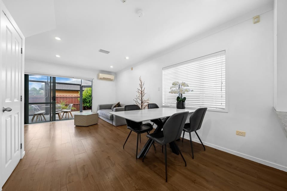Spacious Family Home Near Auckland Airport Sleeps 8 Free Parking House in Auckland