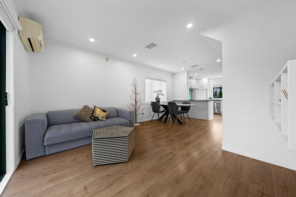 Spacious Family Home Near Auckland Airport Sleeps 8 Free Parking House in Auckland