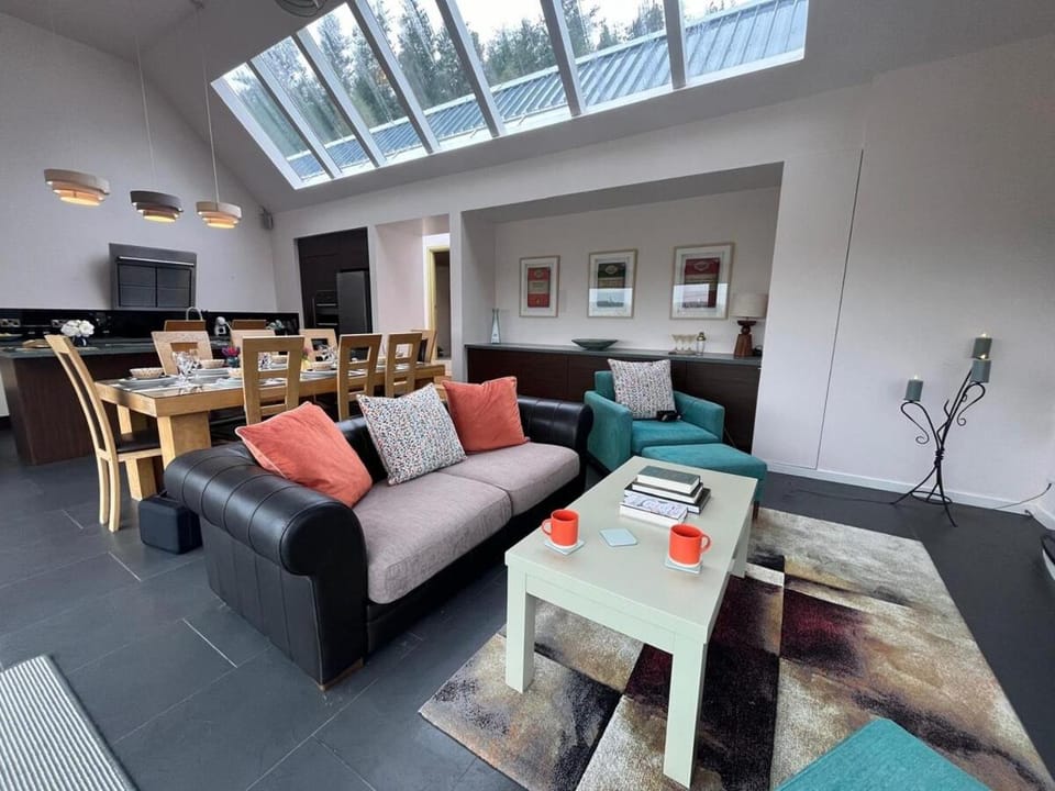 Seating area, Dining area