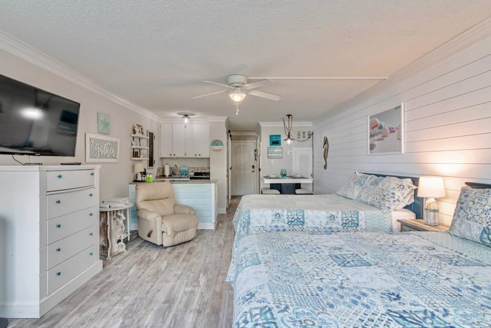 Bed, Photo of the whole room, Seating area, Dining area