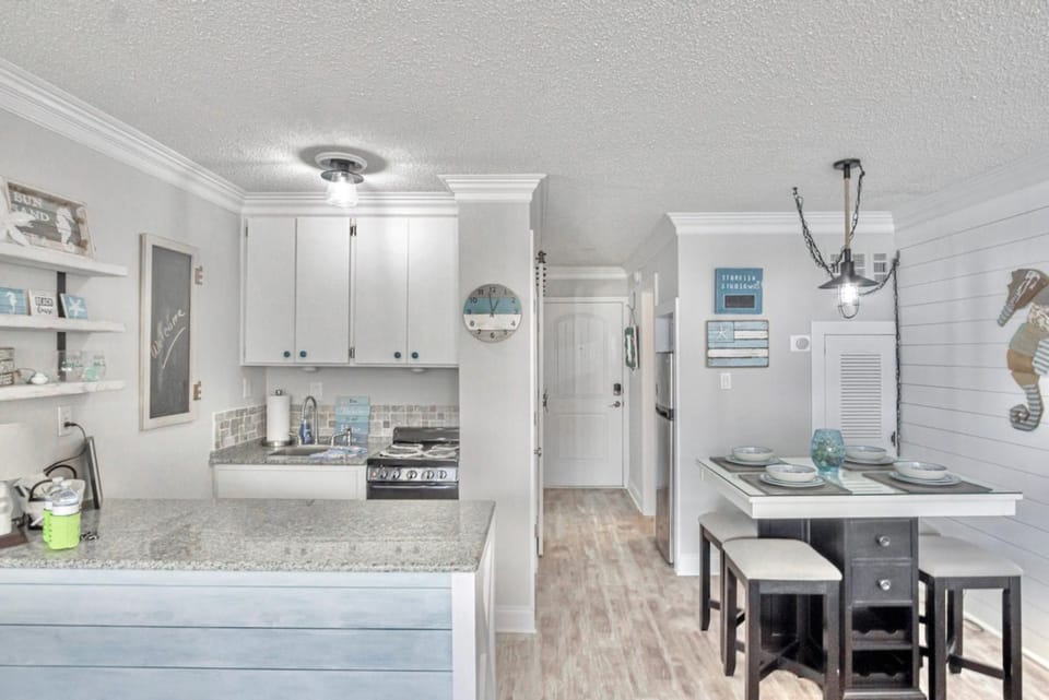 Kitchen or kitchenette, Dining area, oven, stove