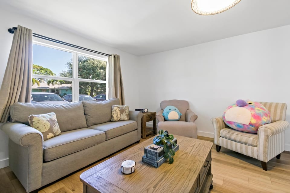 Bed, Living room, Living room, Seating area, internet, internet, air conditioner