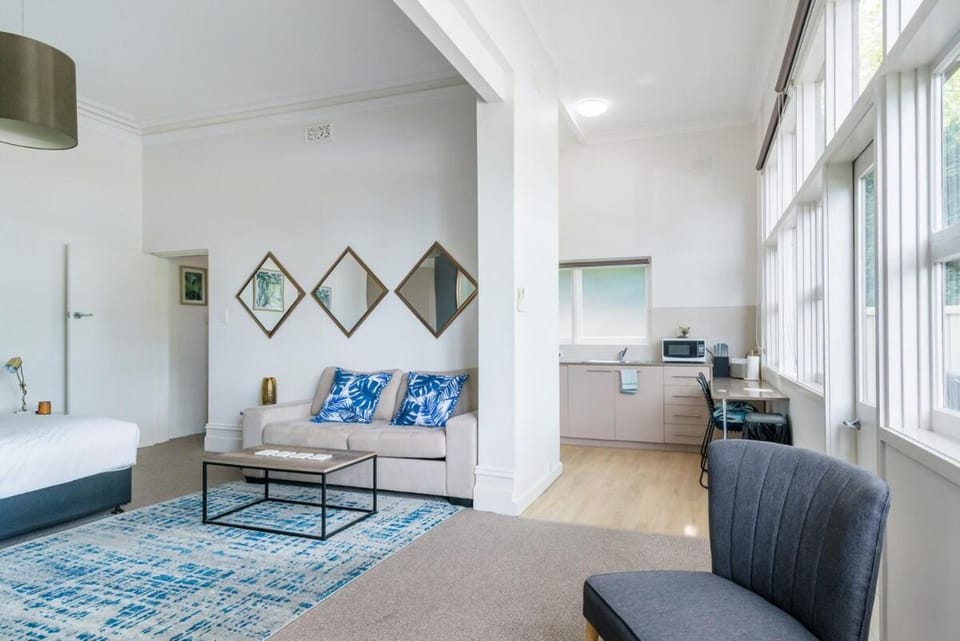 Kitchen or kitchenette, Living room, Seating area, Dining area, Bedroom