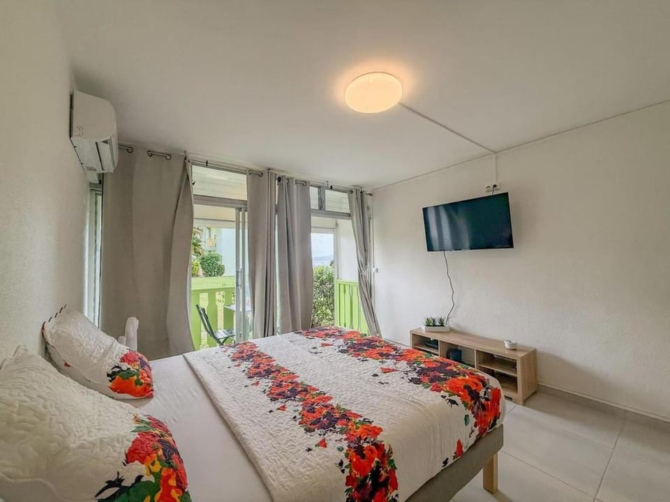 Communal lounge/ TV room, Bed, TV and multimedia, Photo of the whole room, Bedroom