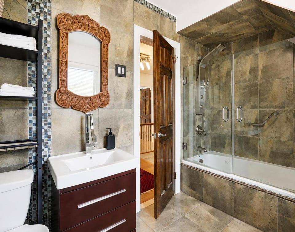 Luangisa African House Bed and Breakfast in Mount Vernon