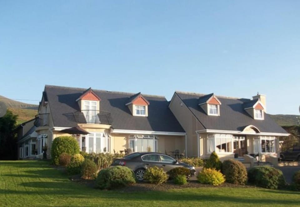 Property building, Natural landscape, Parking