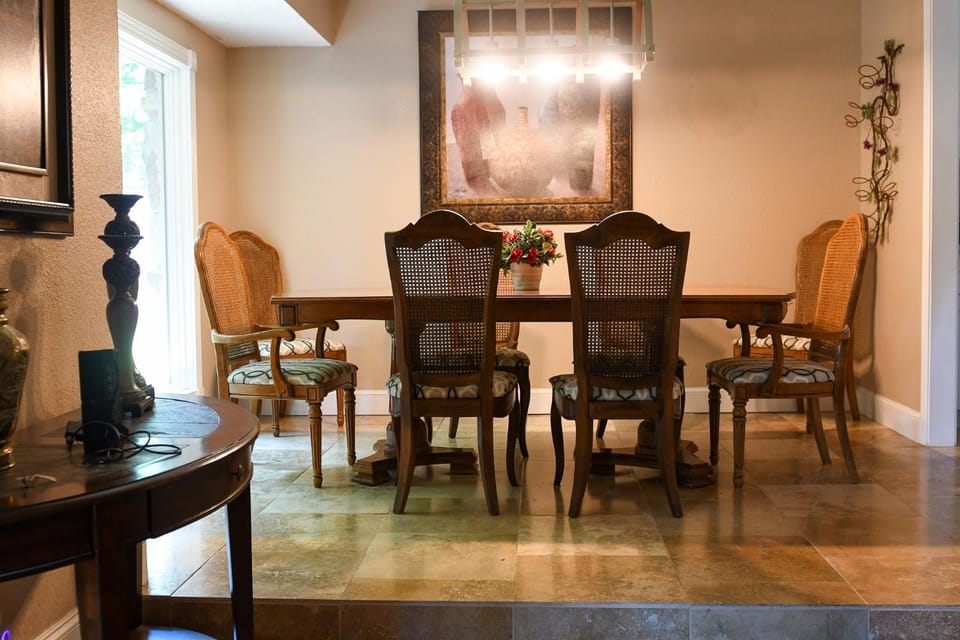 Centrally located hot tub, 5 bedrooms House in Tulsa