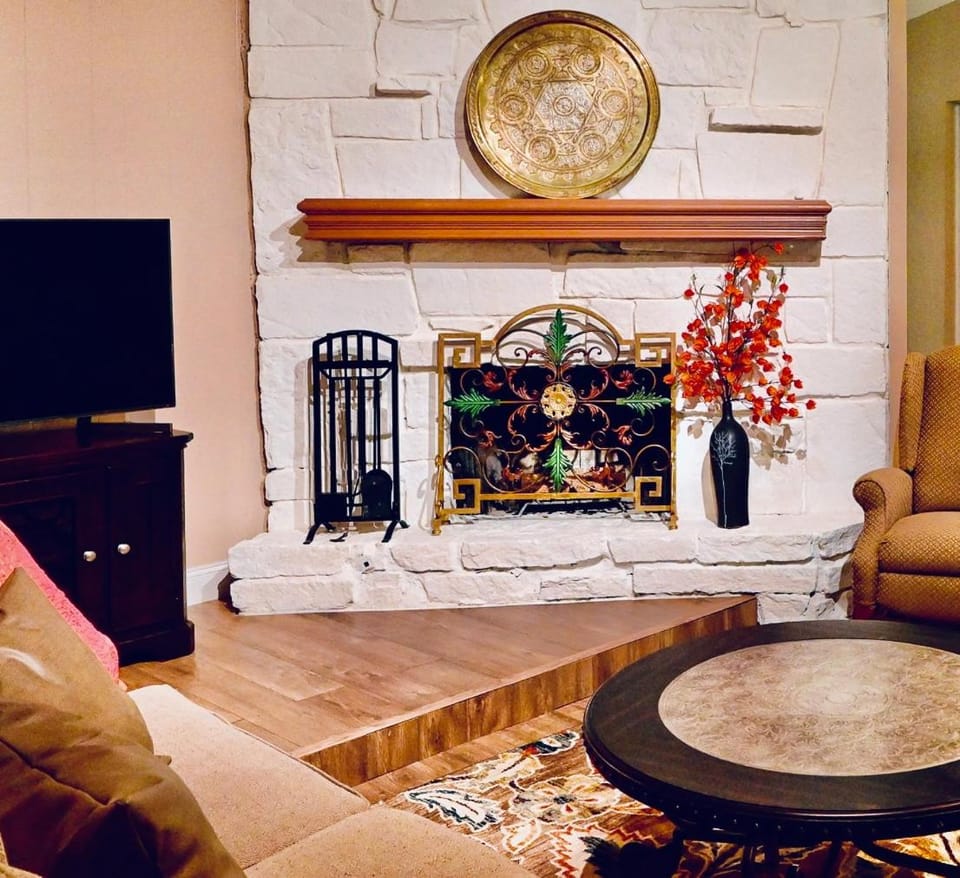 Centrally located hot tub, 5 bedrooms House in Tulsa