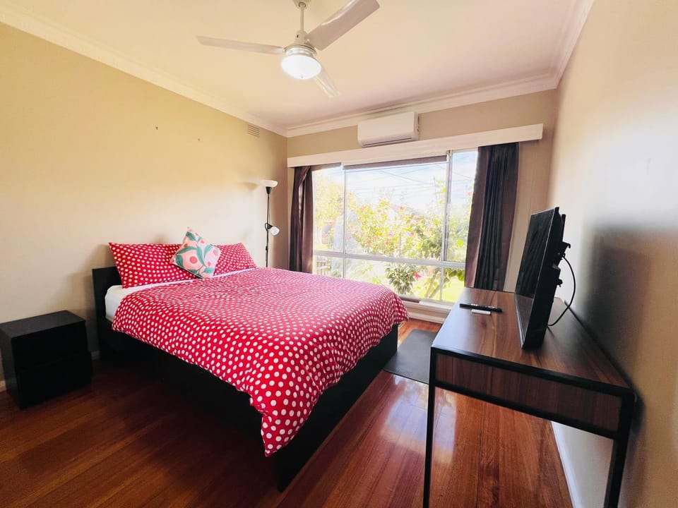 Cozy, quiet private room in shared house, Lalor Vacation rental in Melbourne