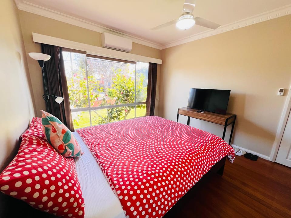 Cozy, quiet private room in shared house, Lalor Vacation rental in Melbourne