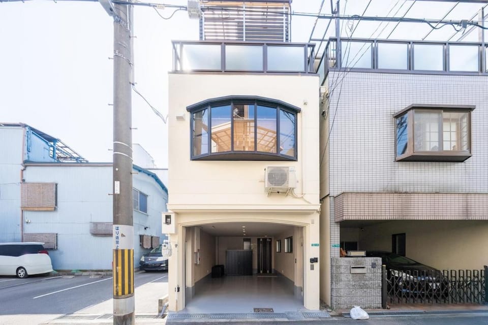 真 サウナ付きの貸切宿 usjまで9分 無料駐車場 寝室3 ベッド8台 バスルーム2台 Villa in Osaka