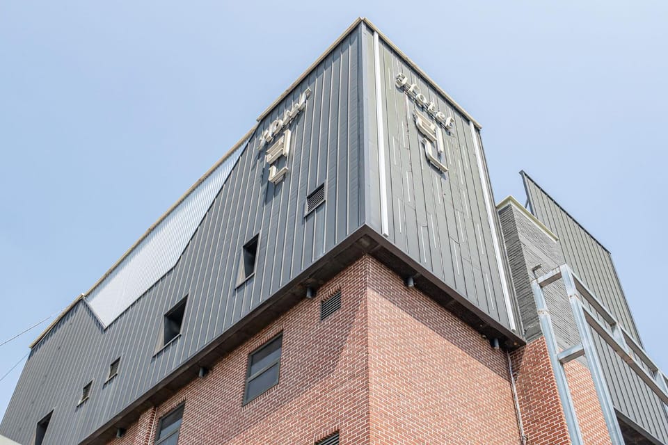 Property building, Facade/entrance, Day