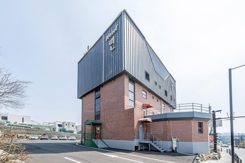 Property building, Facade/entrance, Neighbourhood, Parking