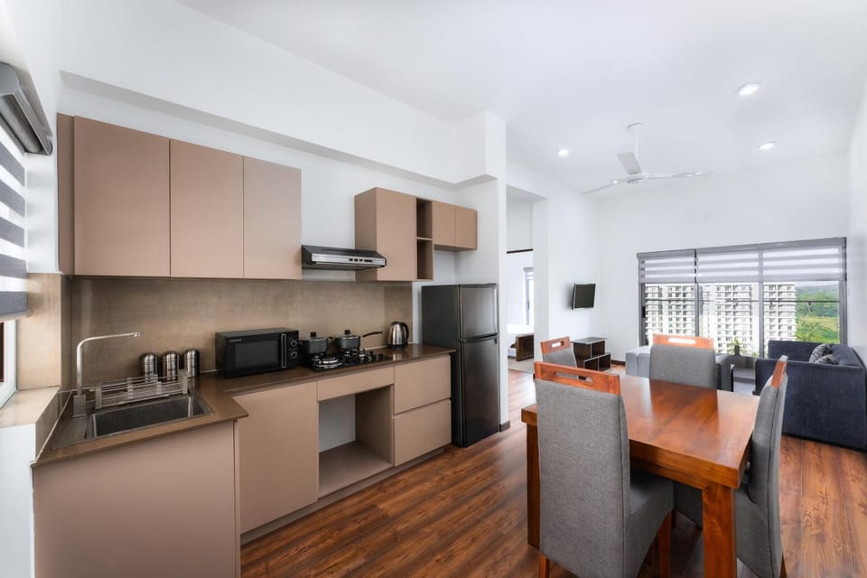 Kitchen or kitchenette, Dining area
