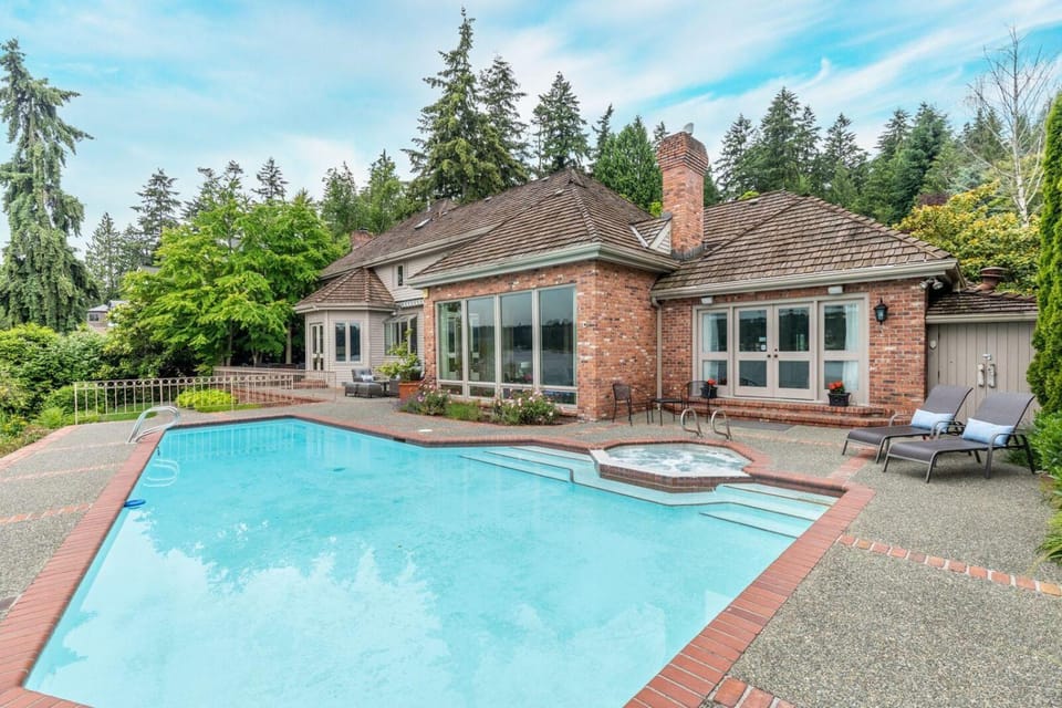 Patio, Day, Garden, Hot Tub, Swimming pool