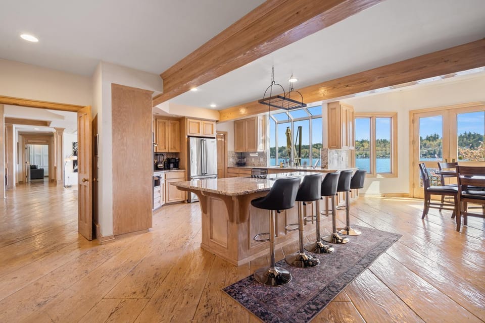 Kitchen or kitchenette, Dining area, stove