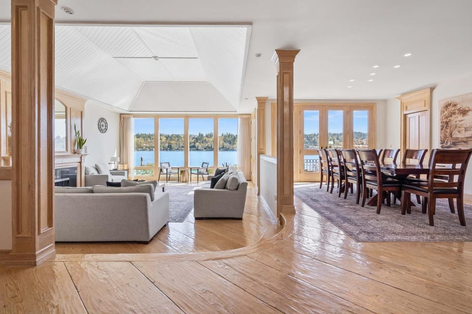 Living room, Dining area, Lake view