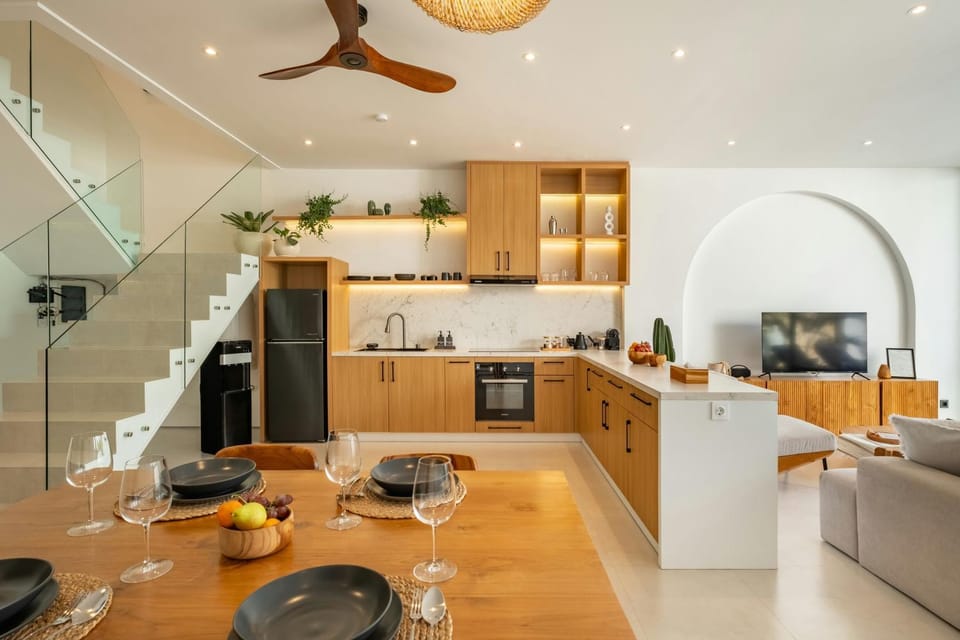 Kitchen or kitchenette, Dining area