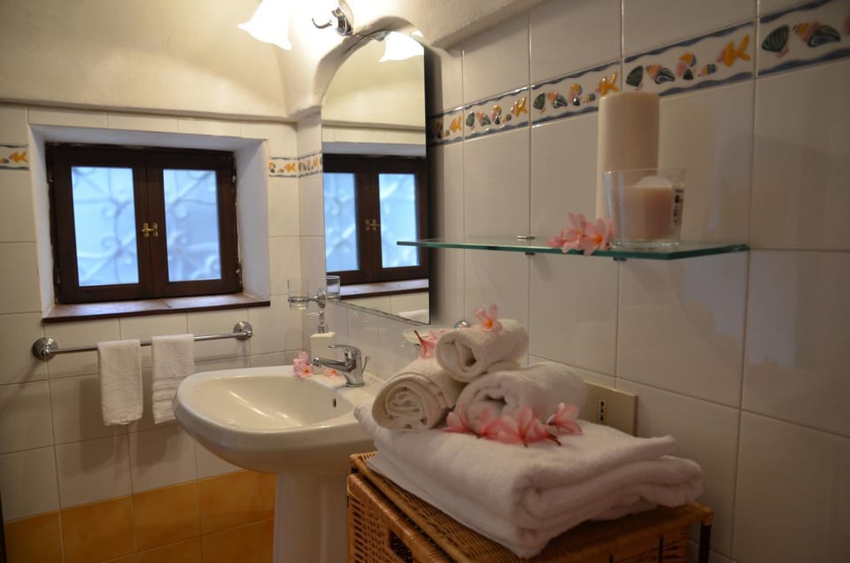 Bathroom, towels