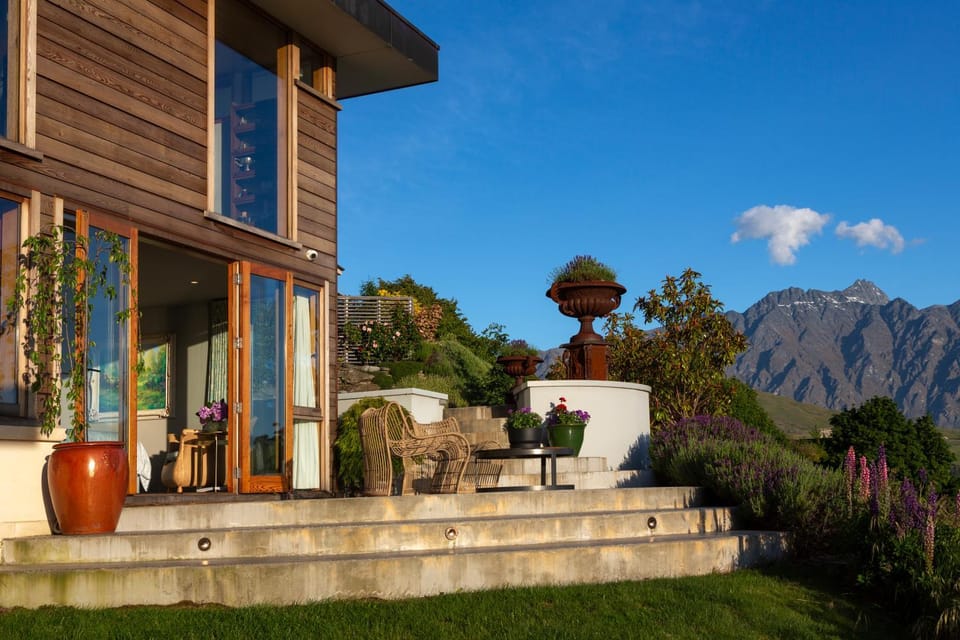 Property building, Day, Natural landscape, Summer, Garden, Balcony/Terrace, Garden view, Mountain view
