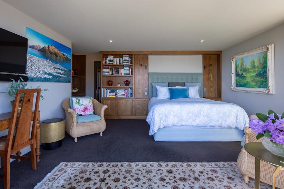 Bed, TV and multimedia, Living room, Bedroom