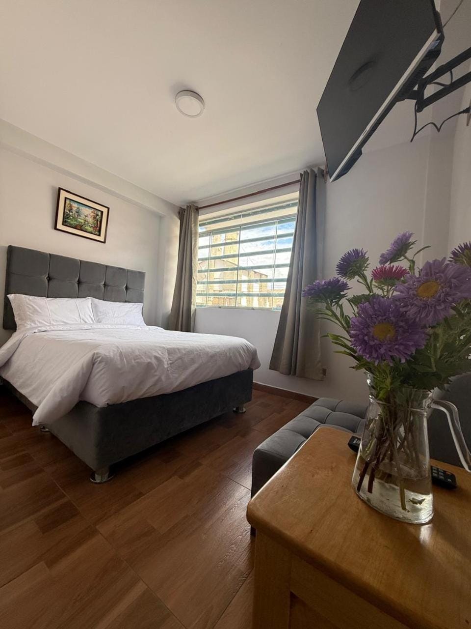 Bed, TV and multimedia, Photo of the whole room, Bedroom