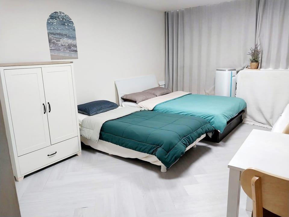 house with a great view and elevator access Right in front of Hongik Univ Station Apartment in Seoul