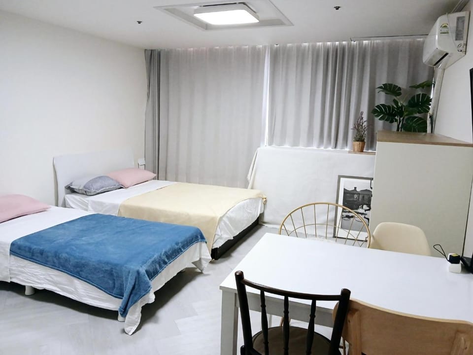 house with a great view and elevator access Right in front of Hongik Univ Station Apartment in Seoul