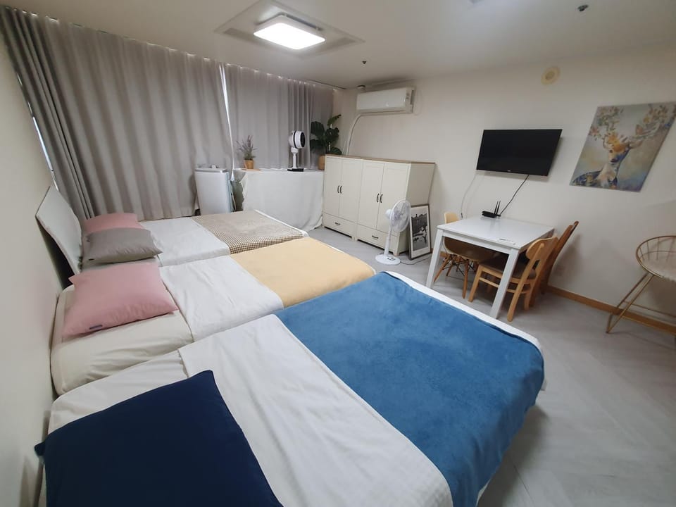 house with a great view and elevator access Right in front of Hongik Univ Station Apartment in Seoul