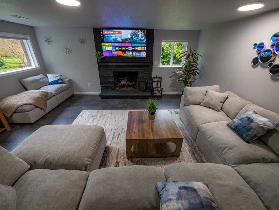 Communal lounge/ TV room, TV and multimedia, Living room, Seating area, Evening entertainment
