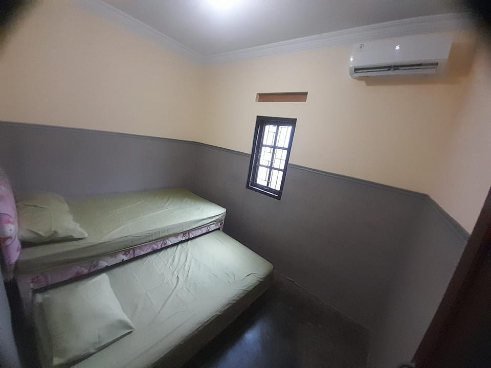 Bed, Photo of the whole room, air conditioner