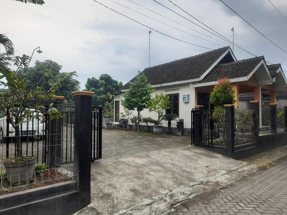 Property building, Day, Neighbourhood