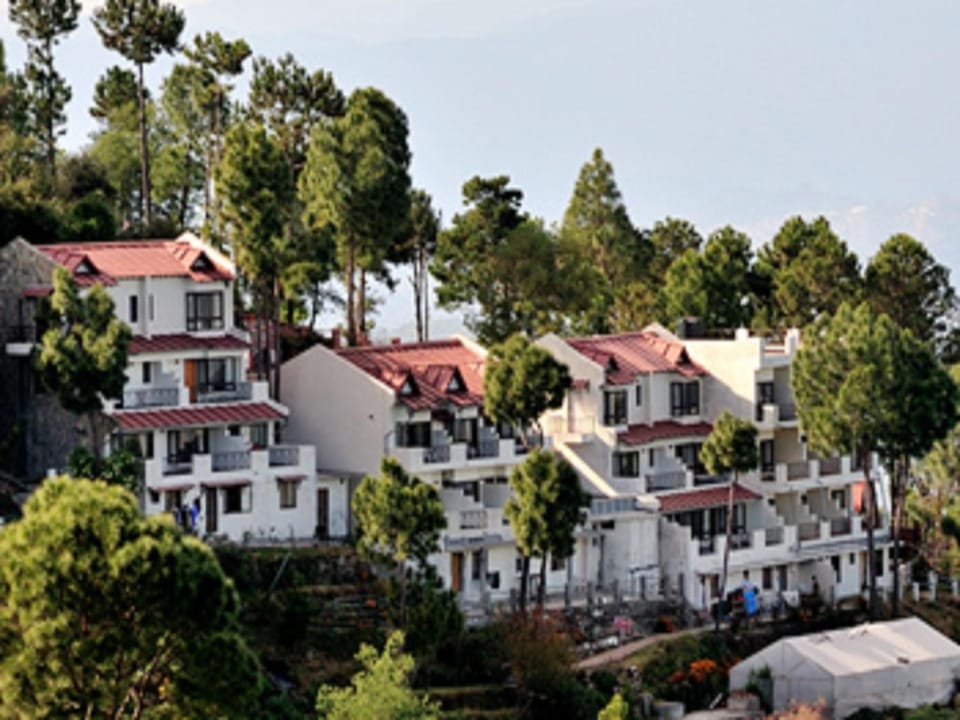 Property building, Facade/entrance, Natural landscape, Location