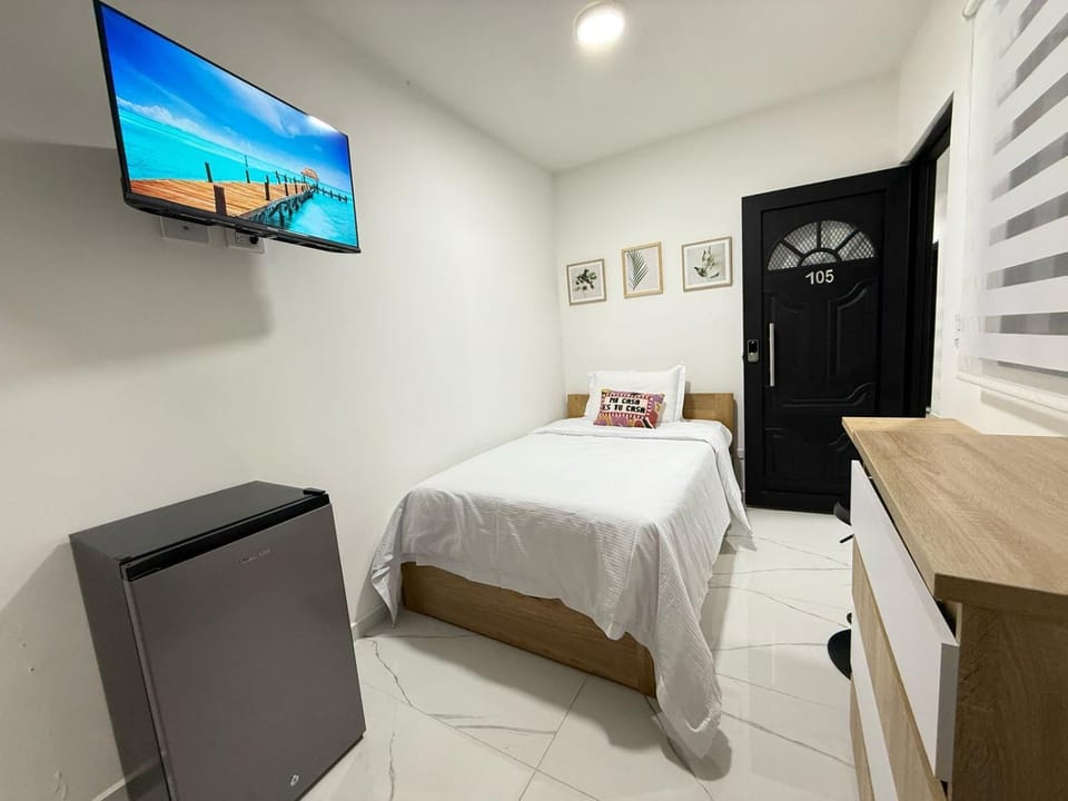 Bed, TV and multimedia, Kitchen or kitchenette, Photo of the whole room, Bedroom