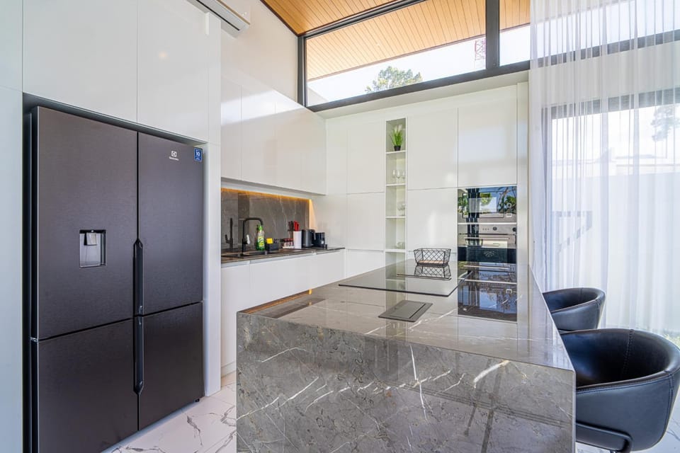 Kitchen or kitchenette, Seating area, Dining area