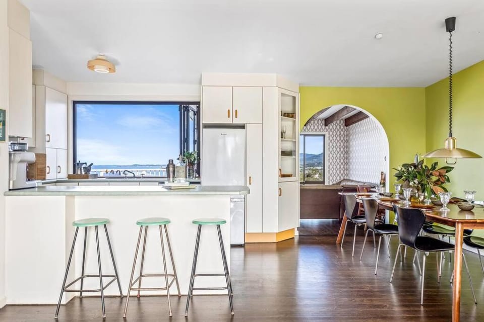 Kitchen or kitchenette, Dining area, minibar