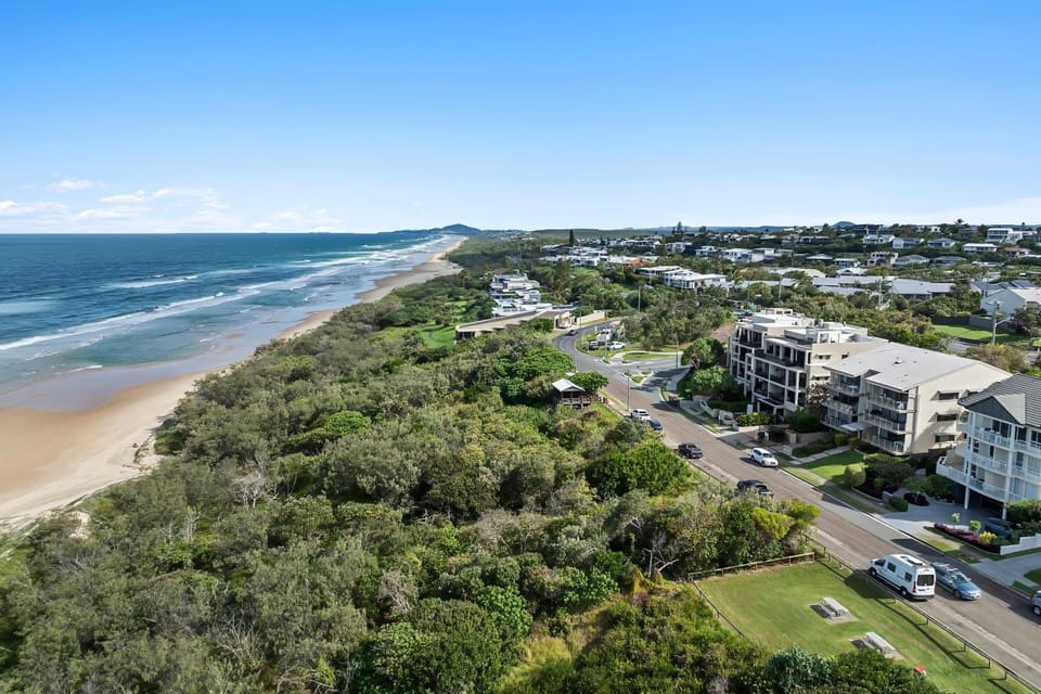 Property building, Neighbourhood, Natural landscape, Bird's eye view, Beach, Sea view, Location