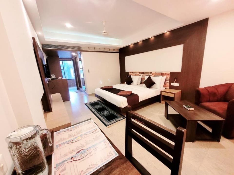 Bed, TV and multimedia, Photo of the whole room, Bedroom