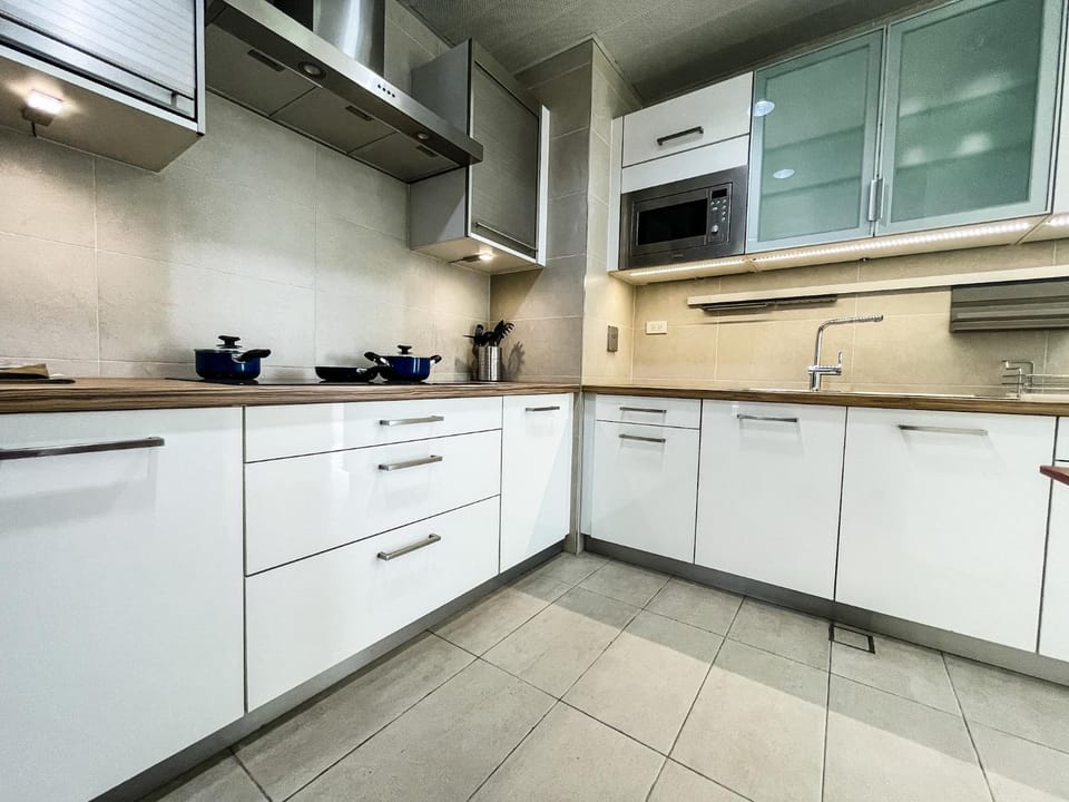 Full-Serviced Residential Apartment in Uptown, BGC Apartment hotel in Makati