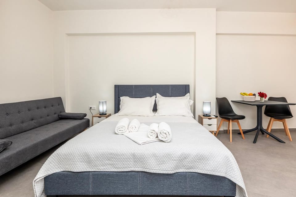 Bed, Living room, Photo of the whole room, Seating area, Dining area, Bedroom, towels