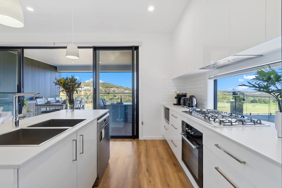 Coffee/tea facilities, Kitchen or kitchenette, dishwasher, stove