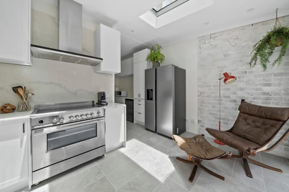 Kitchen or kitchenette, Dining area, oven, stove