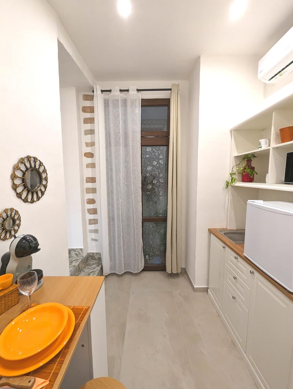 Kitchen or kitchenette, Dining area, minibar
