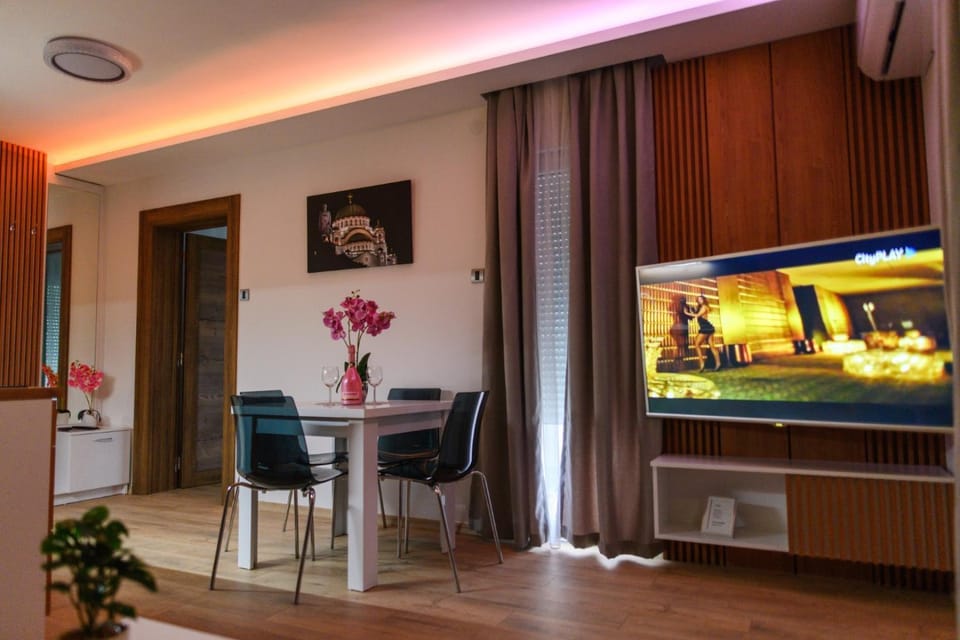 TV and multimedia, Living room, Seating area, Dining area