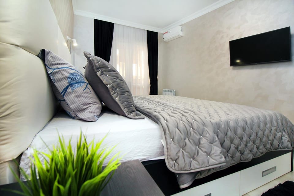 TV and multimedia, Photo of the whole room, Bedroom